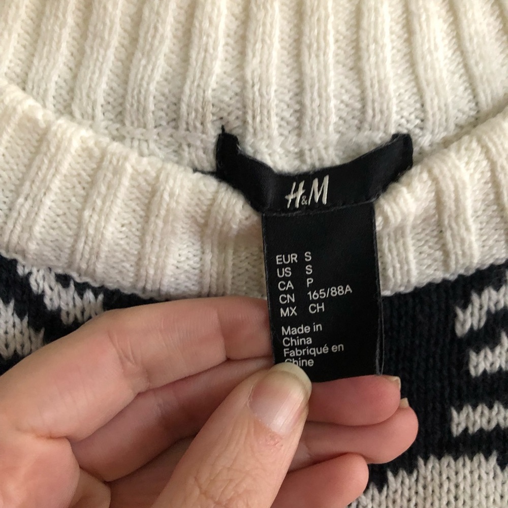 H&M White Sweater with Navy Crab Motif - Picture 6 of 7